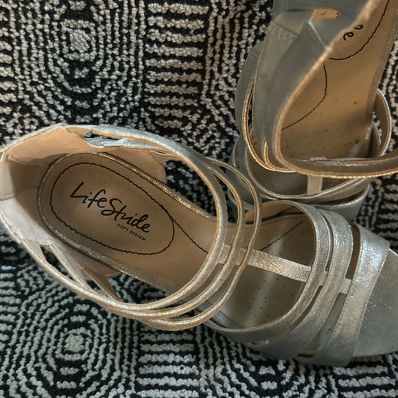 New Life Stride Silver “Mallie” Heels-Size 9W - Picture 6 of 7